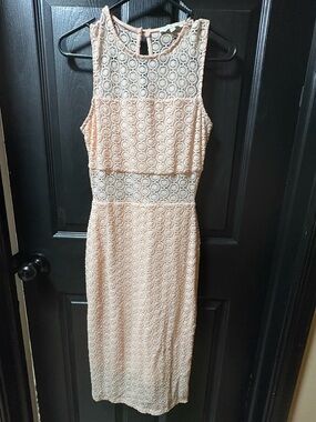 Sleeveless Lace Midi Dress in Soft Peach